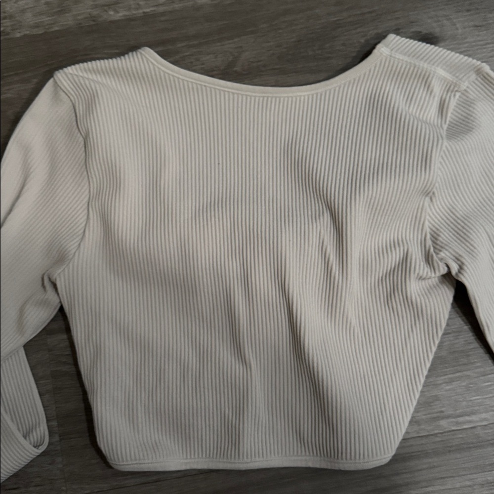 Garage Twist Front Seamless Crop Top - Picture 3 of 5